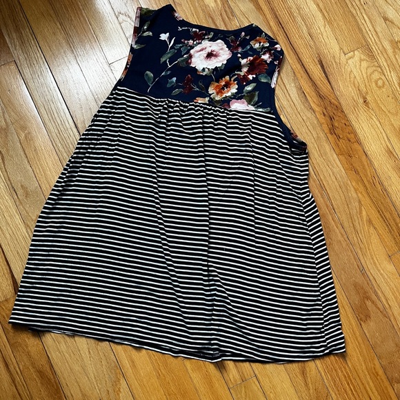 Sleeveless Mixed Print Top - Picture 2 of 4